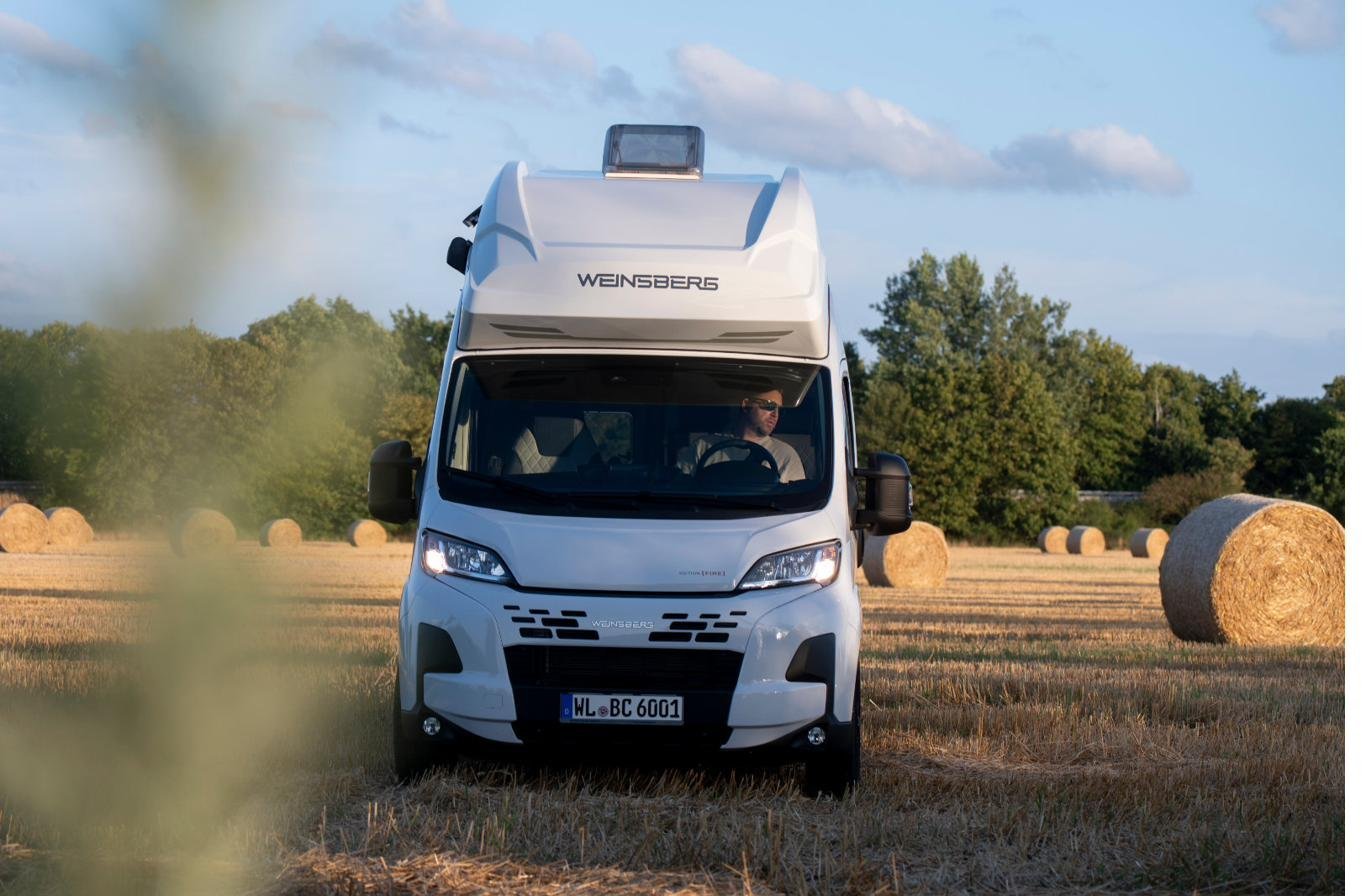 Automatik Wohnmobil CaraBus 600 MQH auf dem Feld mit Strohballen