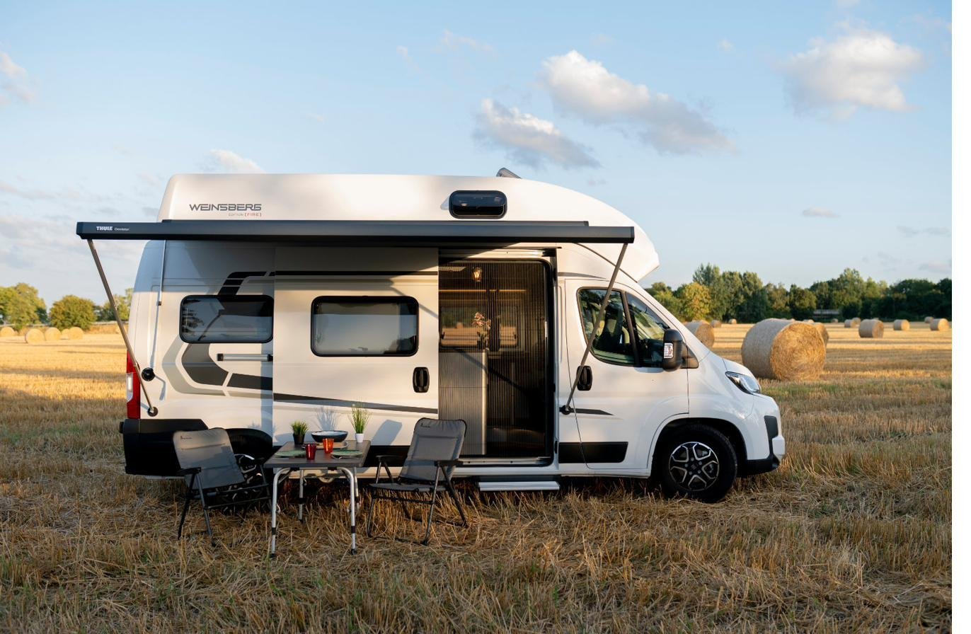 Wohnmobil Seitentür Einstieg mit Markise – Camper Lifestyle bei Sonnenuntergang