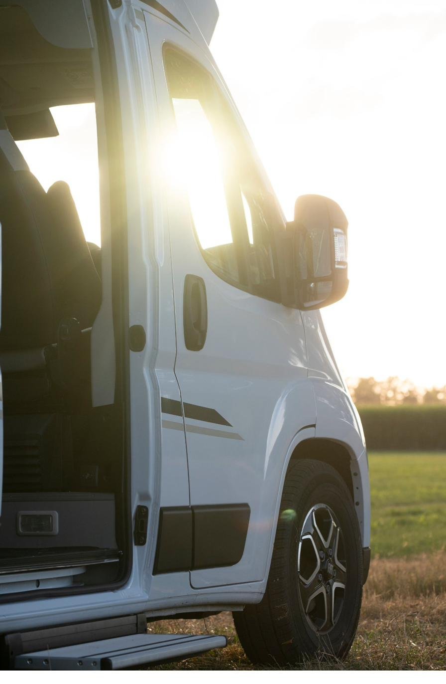 Automatik Camper Seitentür und Fahrerhaus Detail im Gegenlicht
