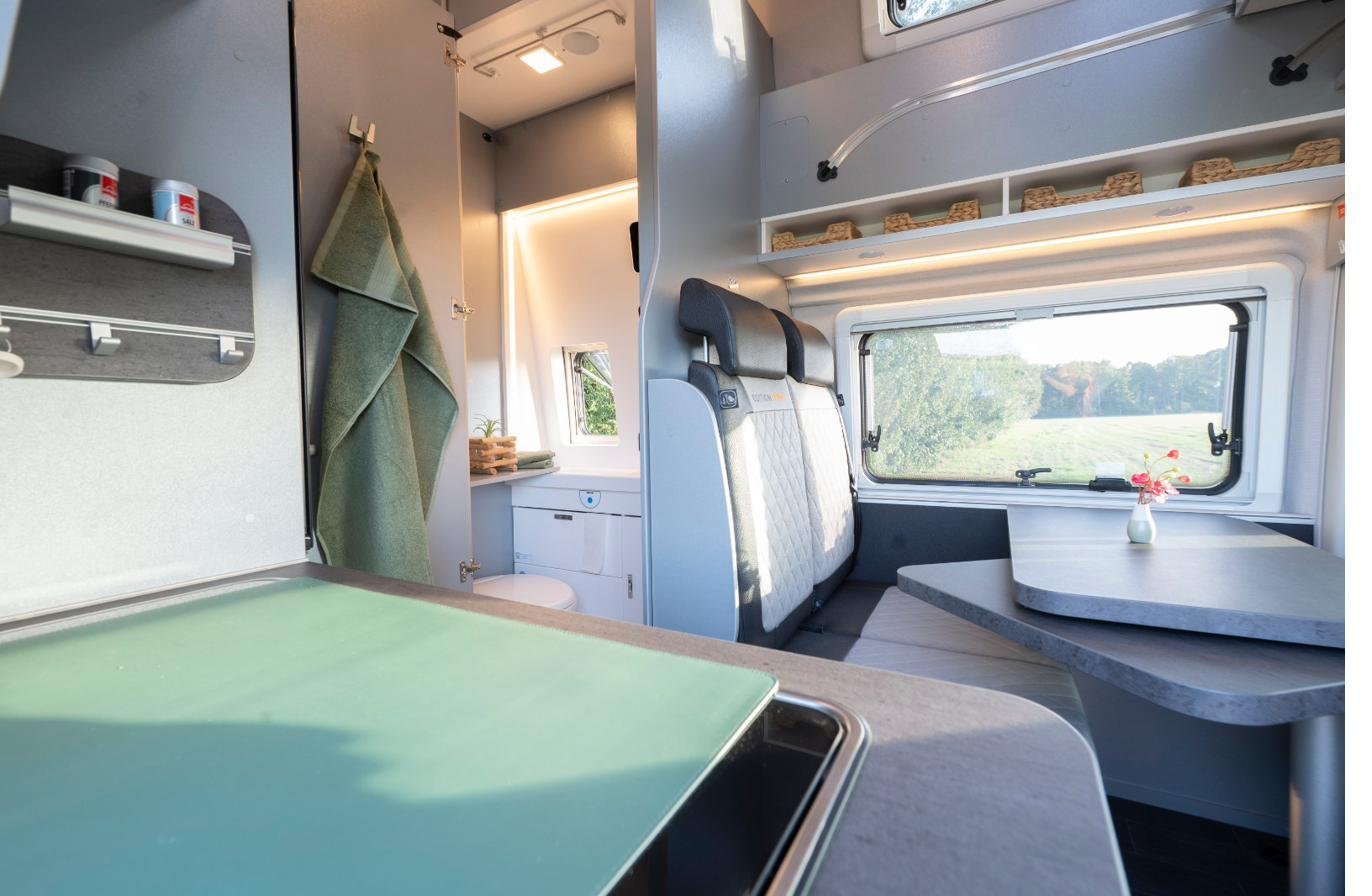 Wohnmobil Innenraum Übersicht – Küche, Bad und Sitzgruppe auf einen Blick