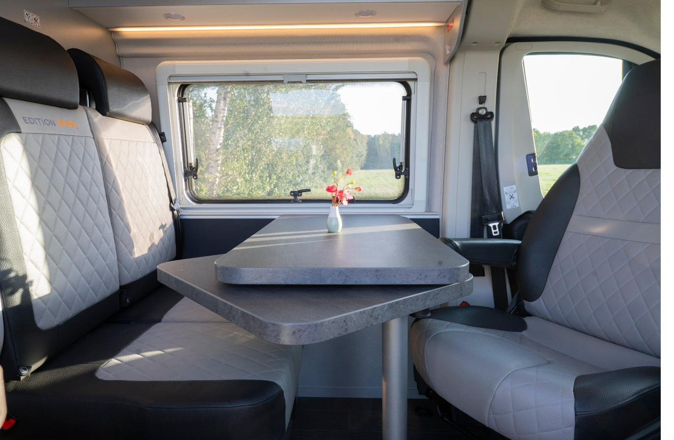 Camper Sitzgruppe mit Isofix-Rückbank – erweiterbar für mehr Reisende und Kindersitze