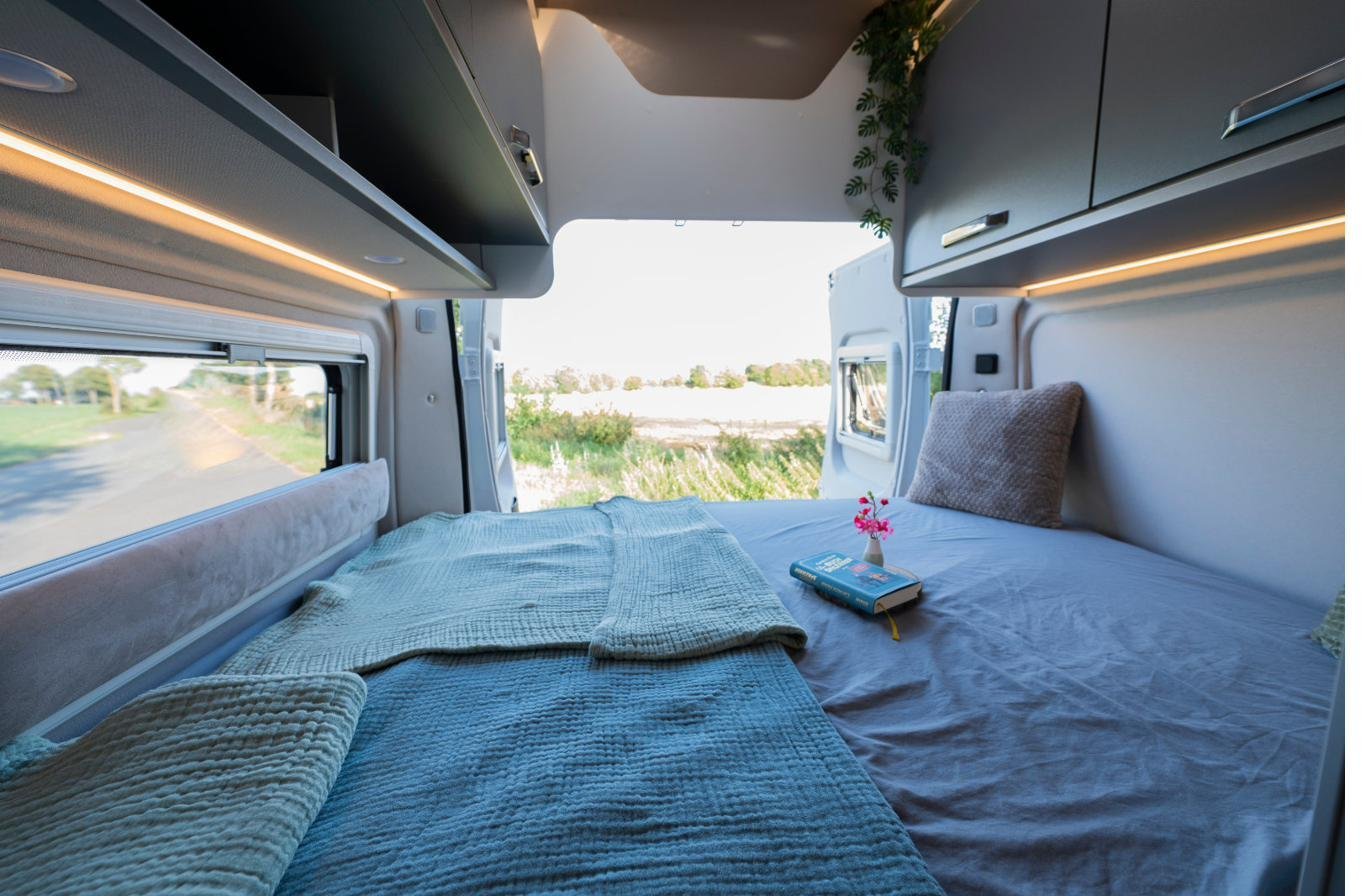 Wohnmobil Heckbett Doppelbett mit gemütlichem Styling