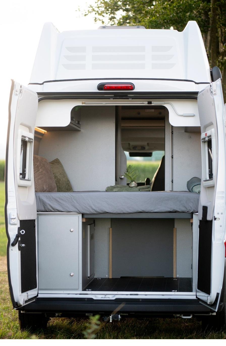 Camper Heckbett mit Stauraum, Blick durch geöffnete Hecktüren