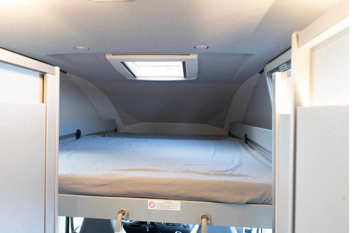 Wohnmobil Hochbett über dem Fahrerhaus mit Dachfenster – 4 Schlafplätze