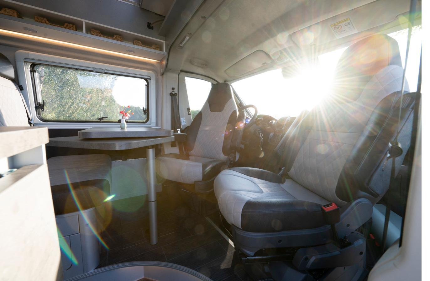 Wohnmobil Drehsitze am Tisch – Fahrerhaus wird Teil des Wohnraums