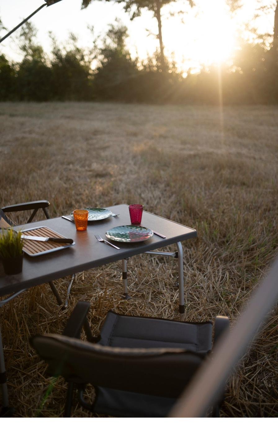 Camping Lifestyle – gedeckter Tisch bei Sonnenuntergang am CaraBus