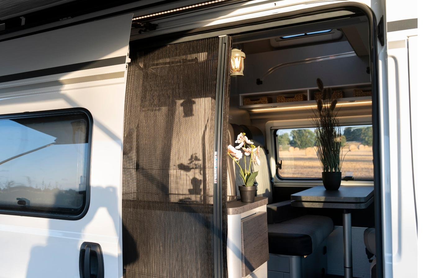 Camper Grill Detail – Outdoor Kochen beim Camping