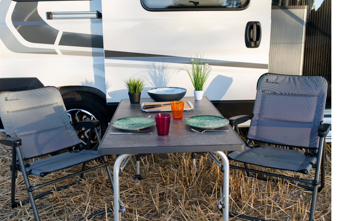 Outdoor-Camping mit Kastenwagen