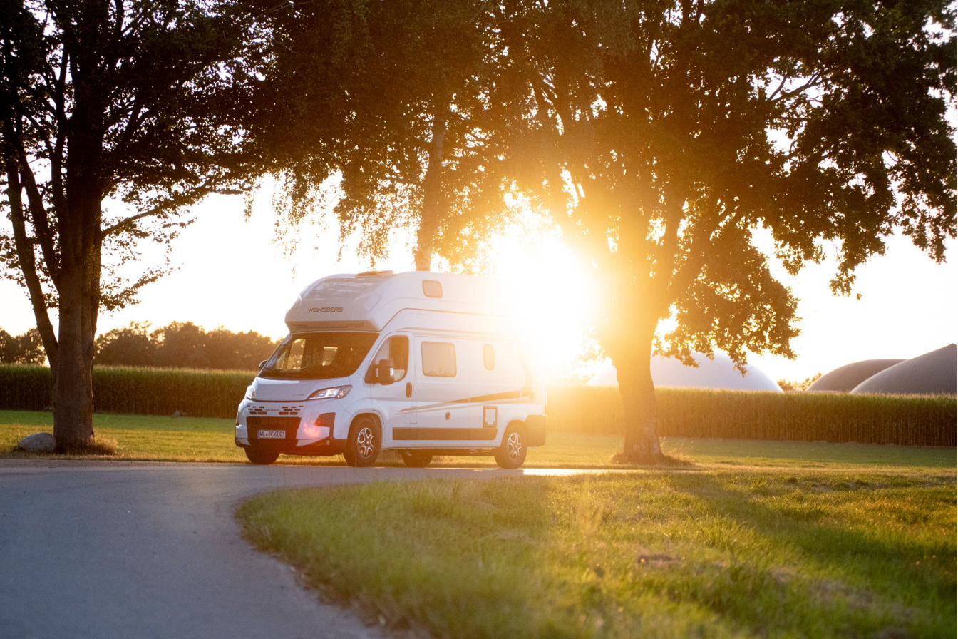 Weinsberg Kastenwagen bei Sonnenuntergang – Kurztrip an die Küste
